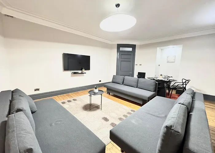 Spacious Hyde Park Family Apartment