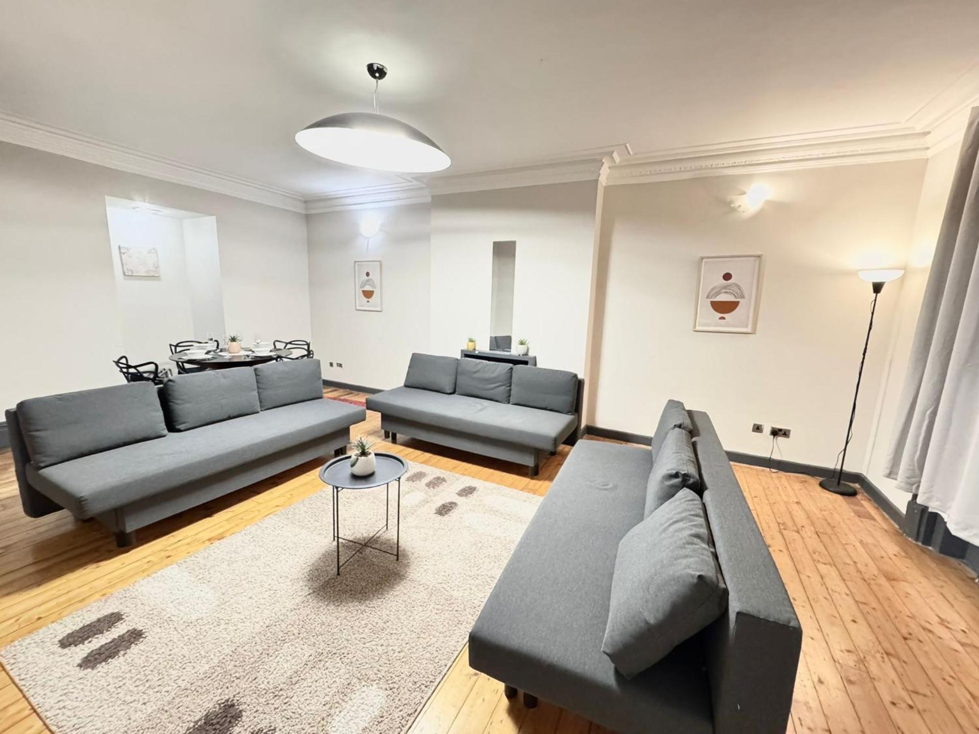 Spacious Hyde Park Family Apartment *